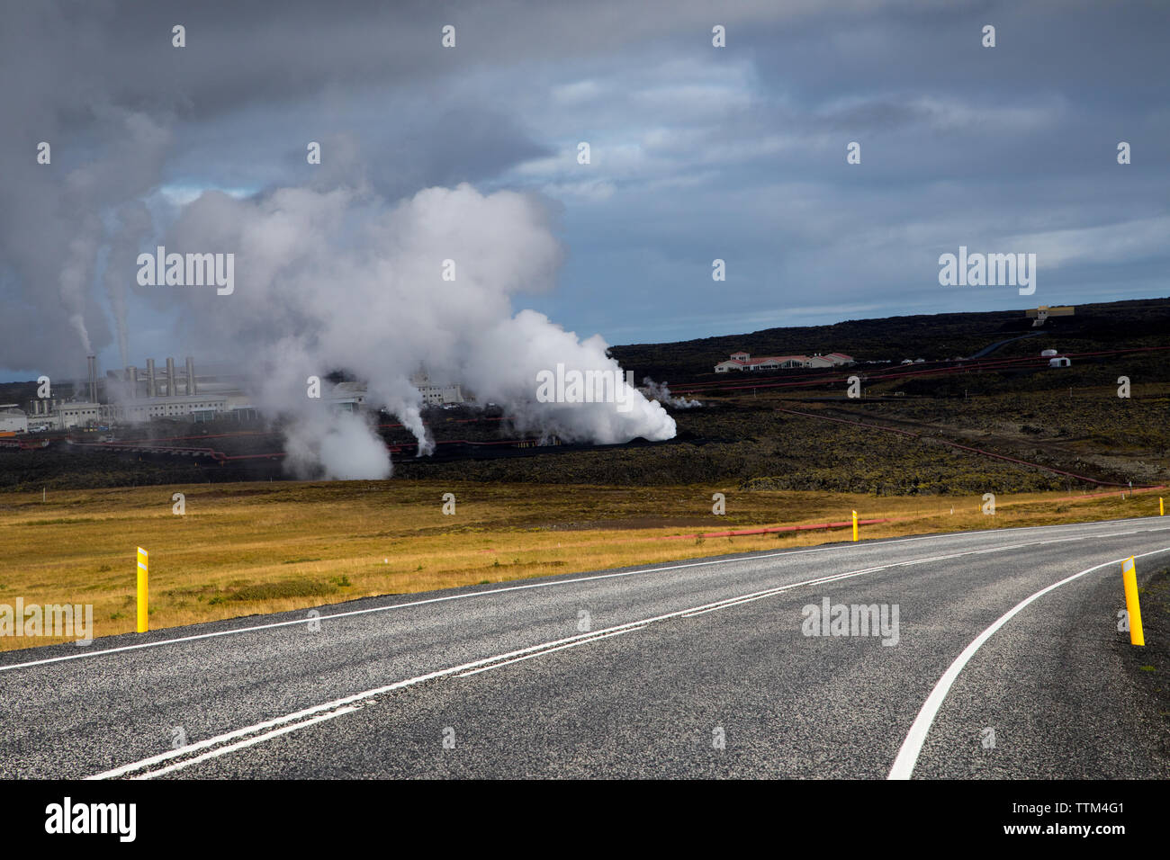 Drivers voir geo de l'énergie thermique de la vapeur de l'usine à partir de la route en Islande Banque D'Images