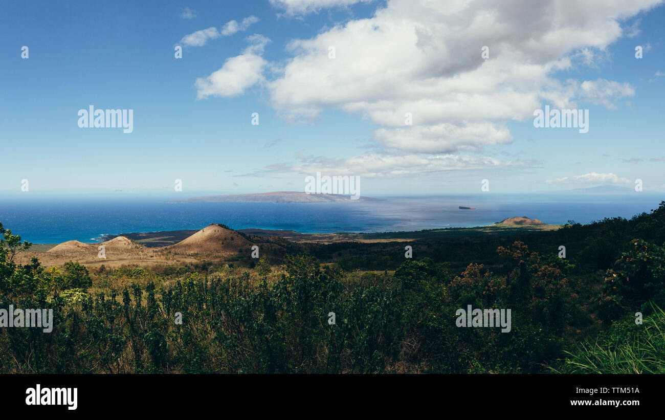 Vue panoramique du paysage par mer contre sky Banque D'Images