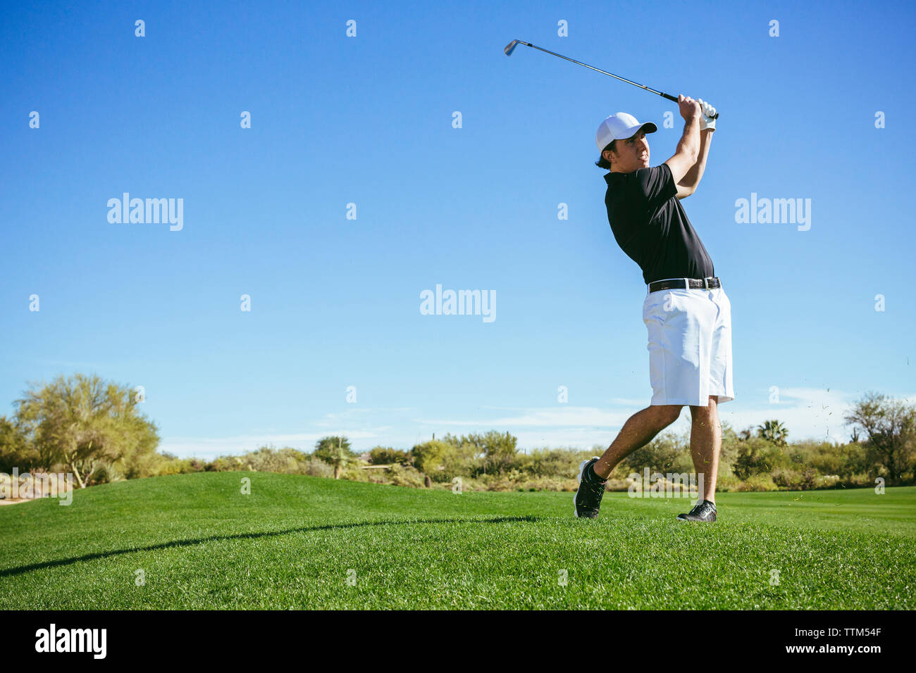Sur le terrain de jeu du golfeur against sky Banque D'Images