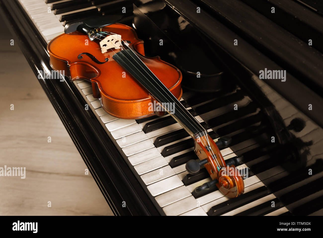 Touches de piano, violon sur closeup Photo Stock - Alamy