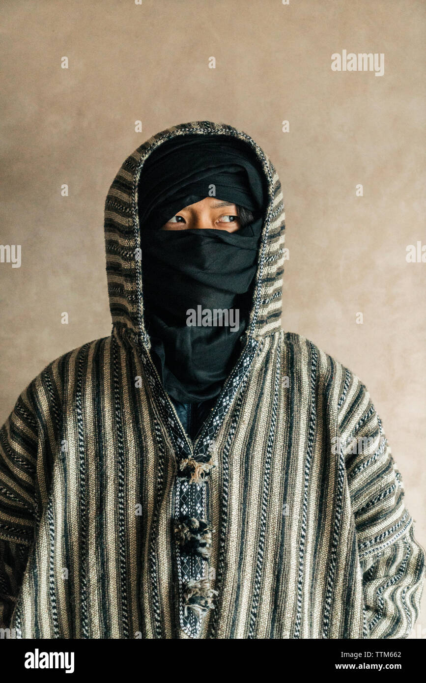 Portrait d'un homme portant des vêtements traditionnels en se tenant contre le mur Banque D'Images