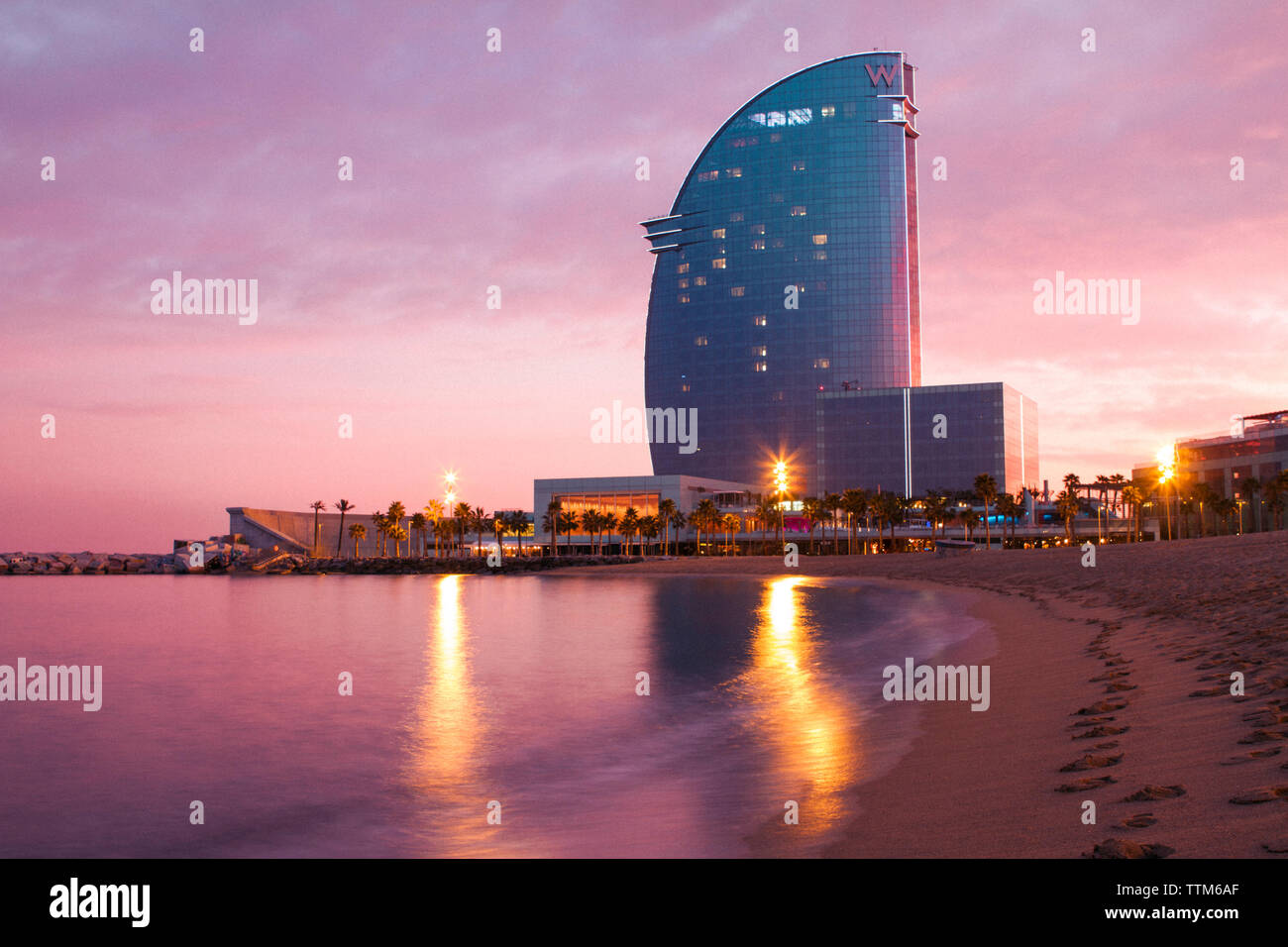 Hôtel Vela par la mer sur le rivage contre le ciel spectaculaire Banque D'Images
