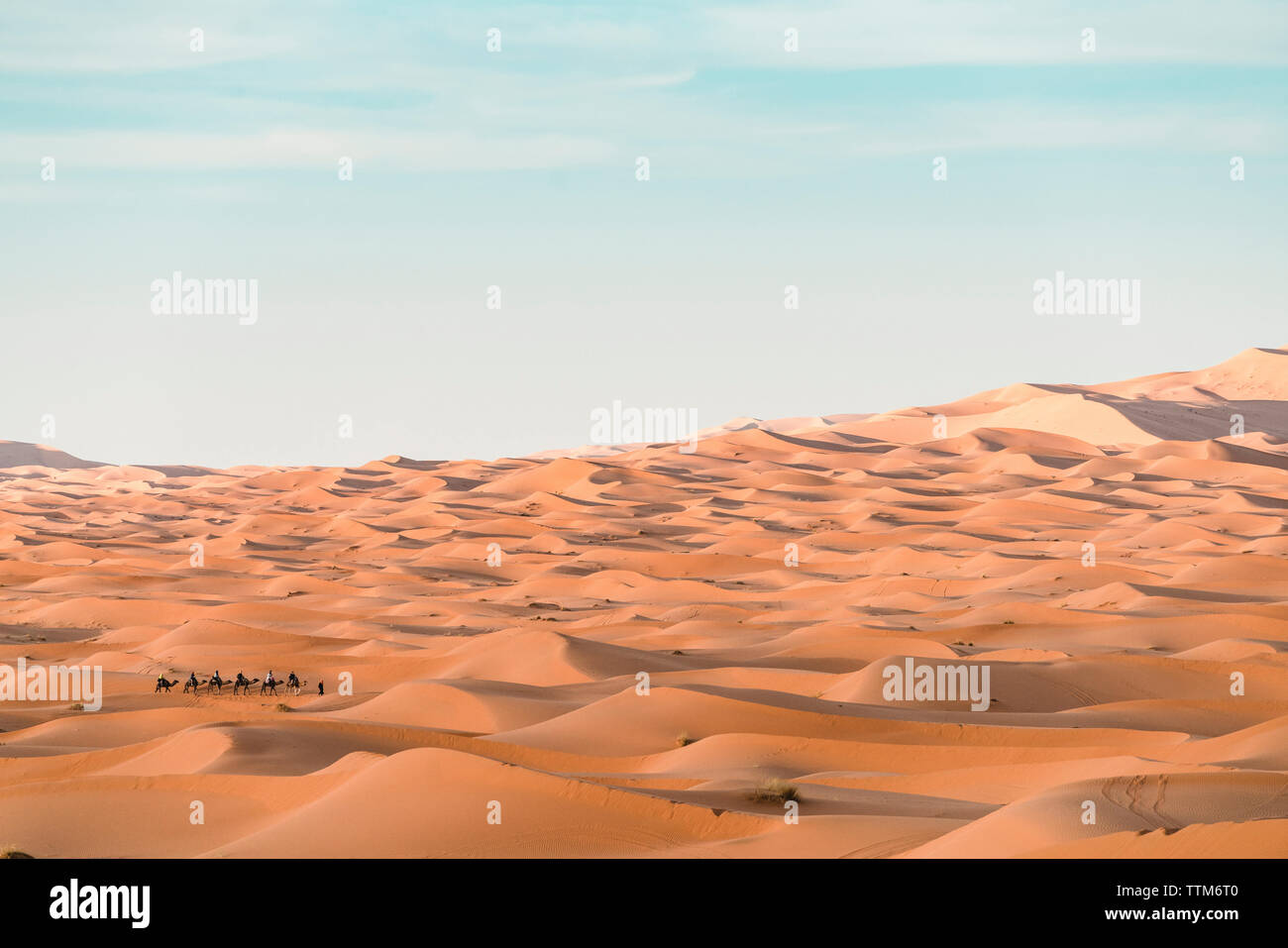 Vue panoramique de Merzouga desert against sky Banque D'Images