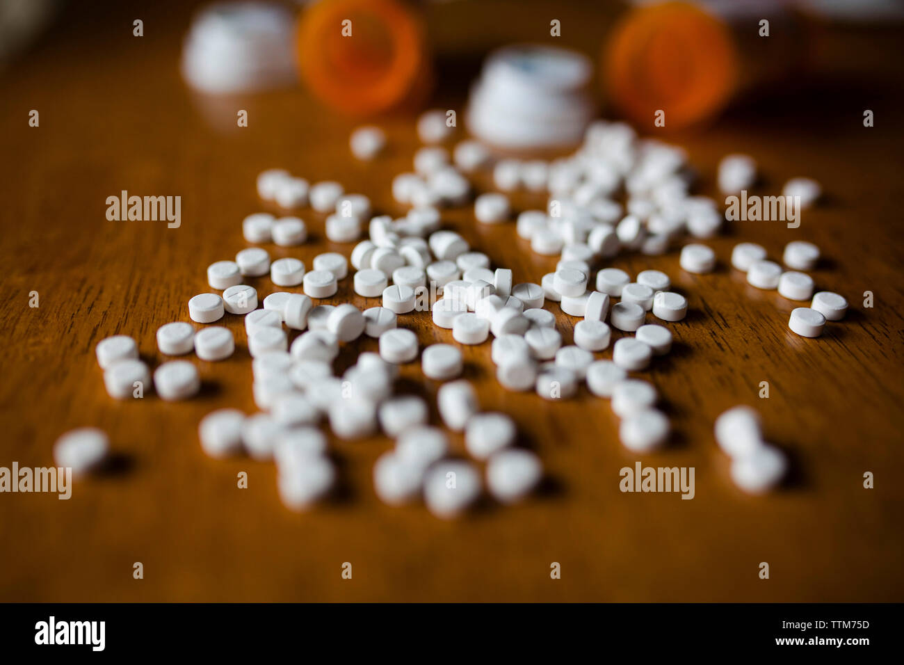 Close-up of pills et les bouteilles sur la table Banque D'Images