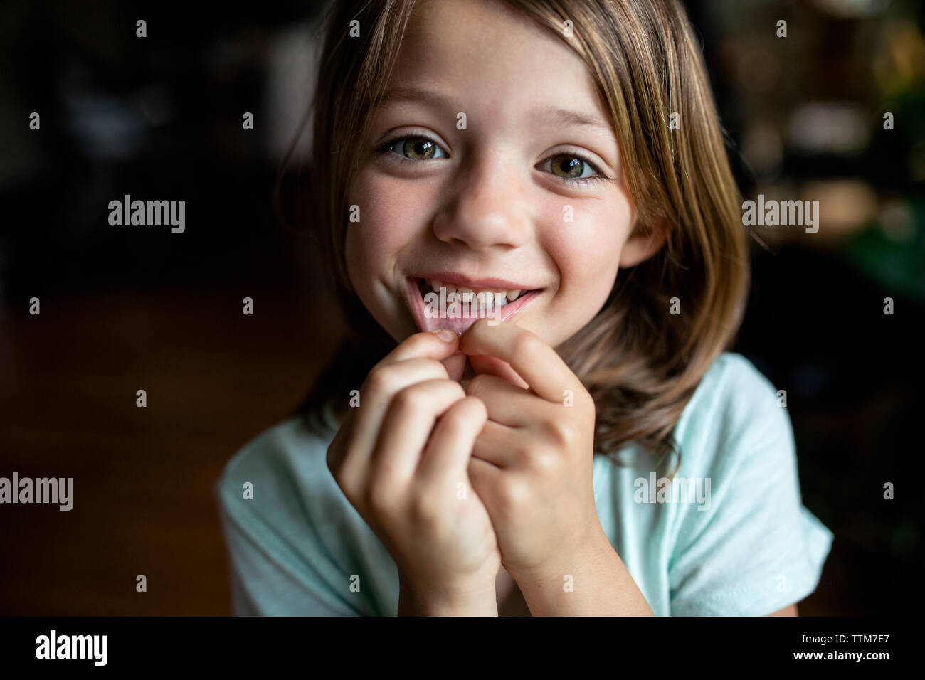 Portrait of happy girl montrant l'écart au niveau des dents accueil Banque D'Images