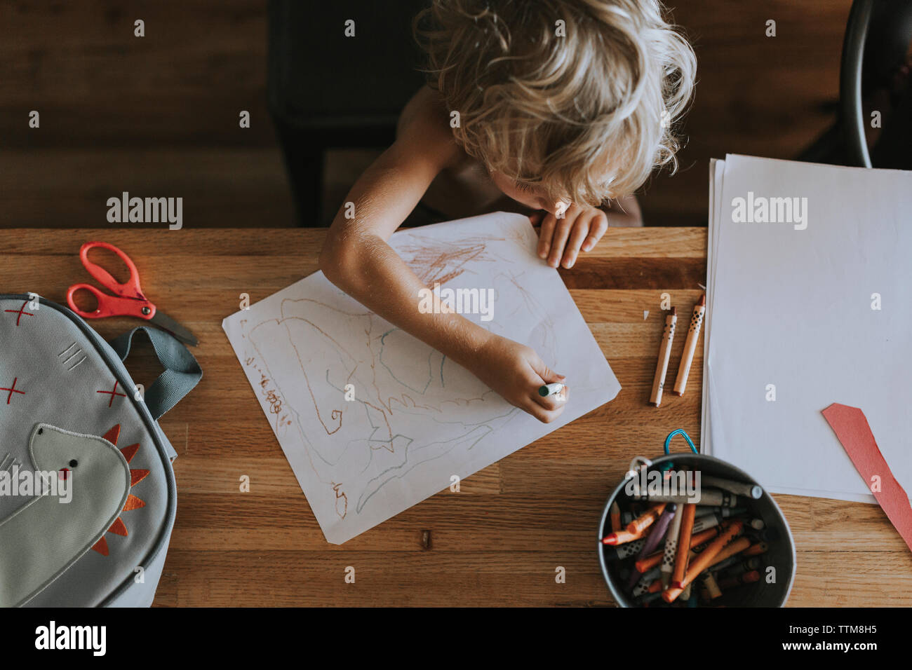 Portrait of boy drawing while sitting at table Banque D'Images