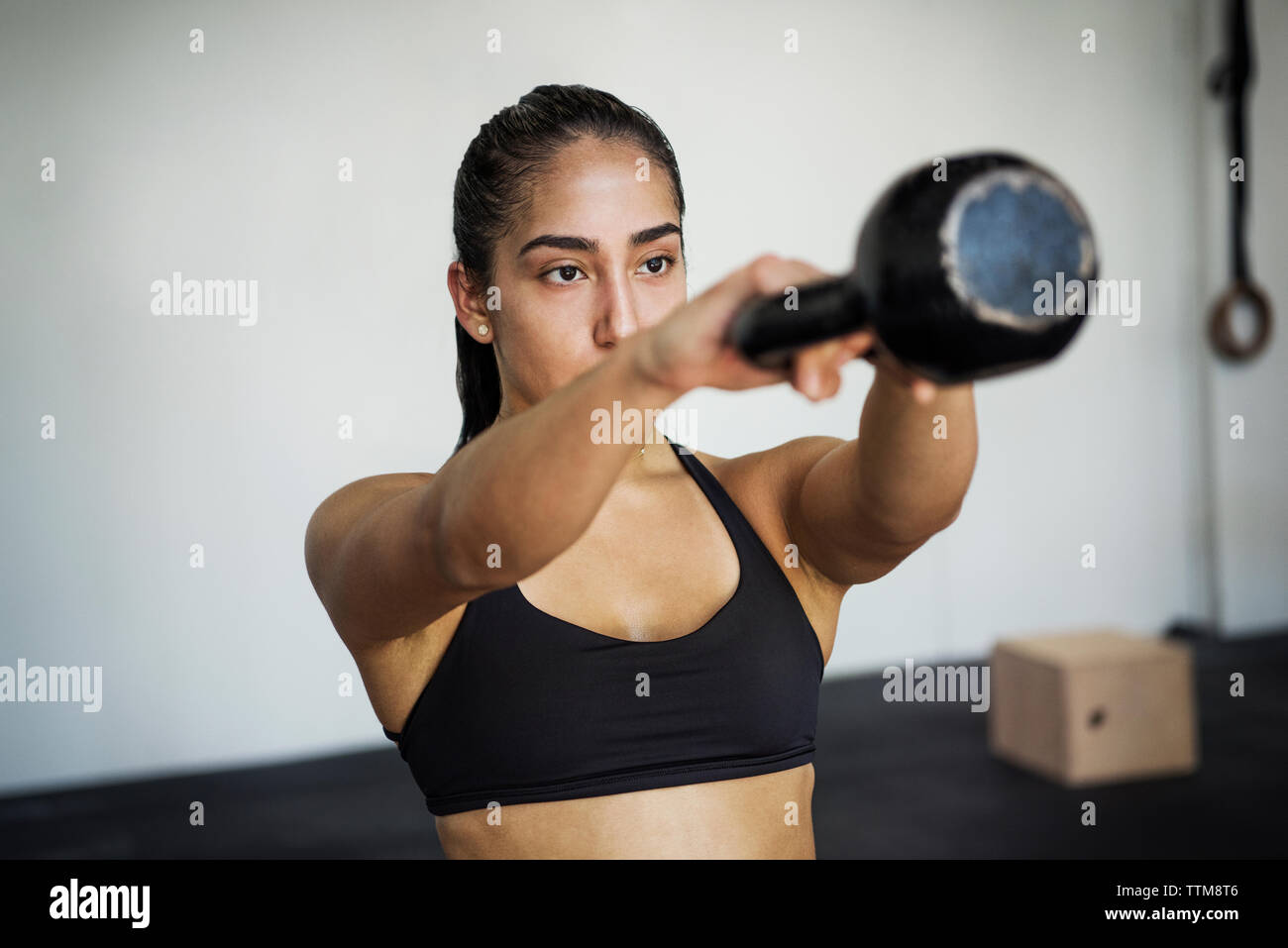 Athlète féminin l'entraînement avec kettlebell sport crossfit dans Banque D'Images