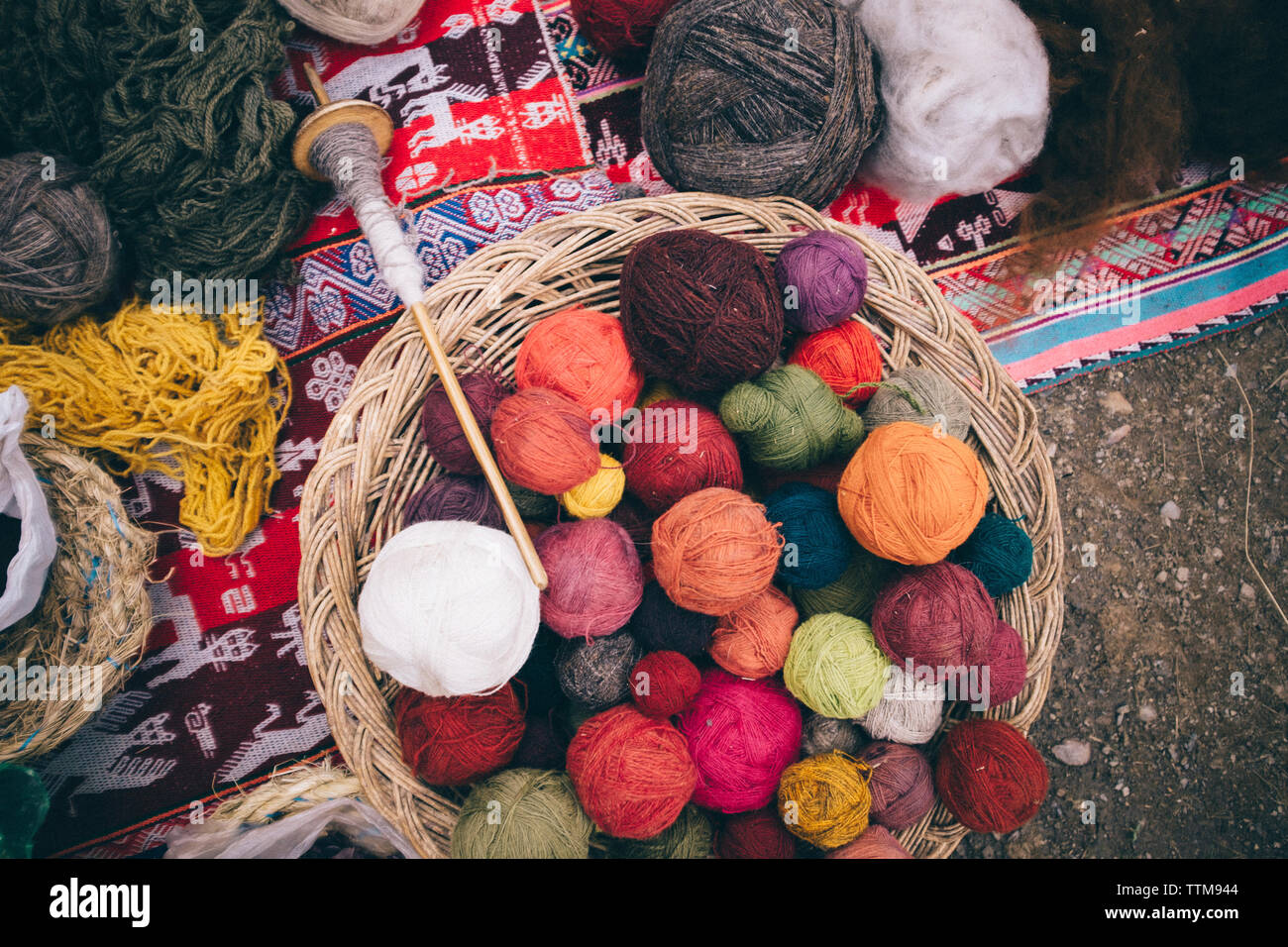 Portrait de laines colorés for sale at market Banque D'Images