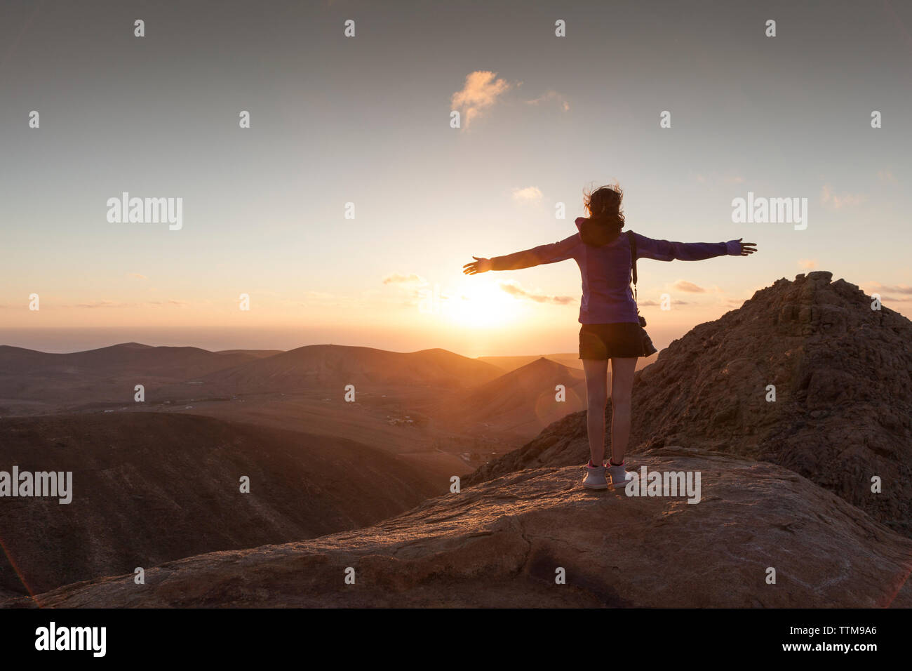 20 30 ans fille blonde en admirant le coucher du soleil de sommet d'un volcan Banque D'Images