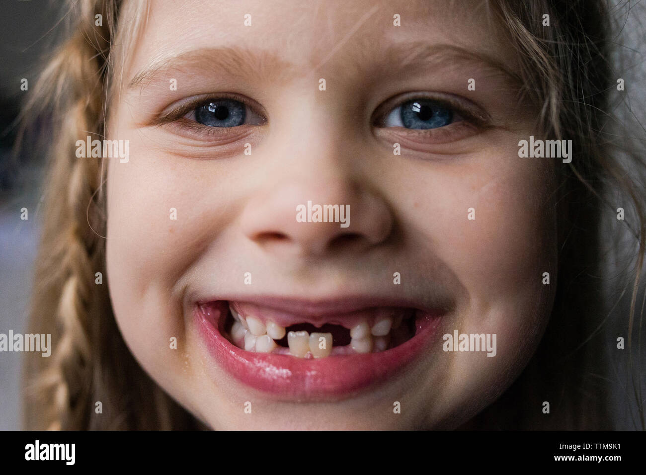 Close-up portrait of happy girl montrant les dents Banque D'Images