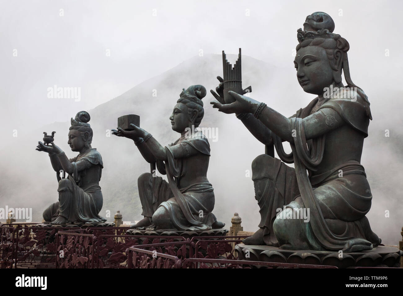 Statues de Bouddha contre mountain Banque D'Images