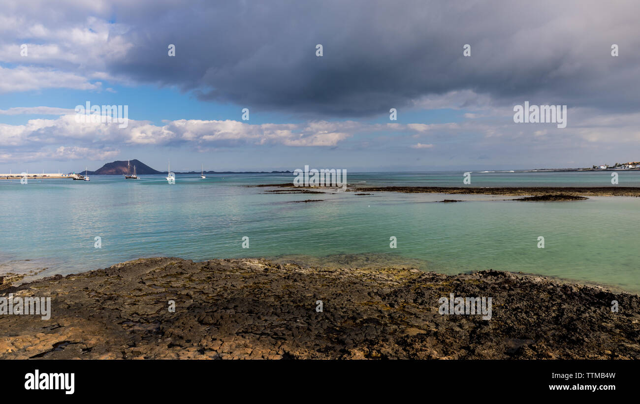 L'île de Lobos, vu de la côte rocheuse du village de Corralejo, Fuerteventura, Îles Canaries Banque D'Images