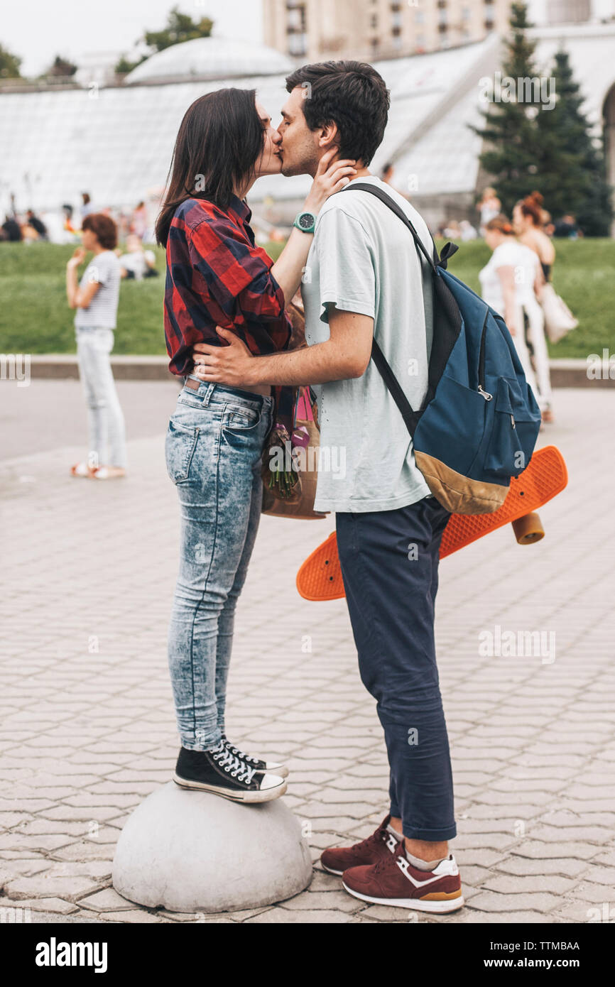 Vue de côté de l'amour de couple sur la bouche en ville Banque D'Images