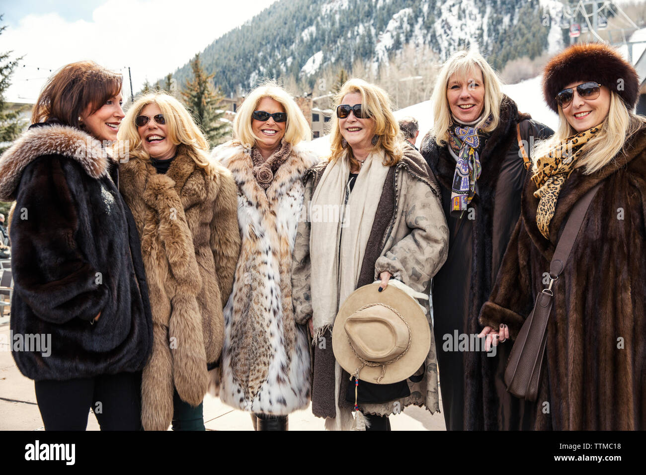 USA, Colorado, Aspen, un groupe de femmes en manteaux de fourrure à la base de la gondole, Aspen Ski Resort, Ajax Banque D'Images