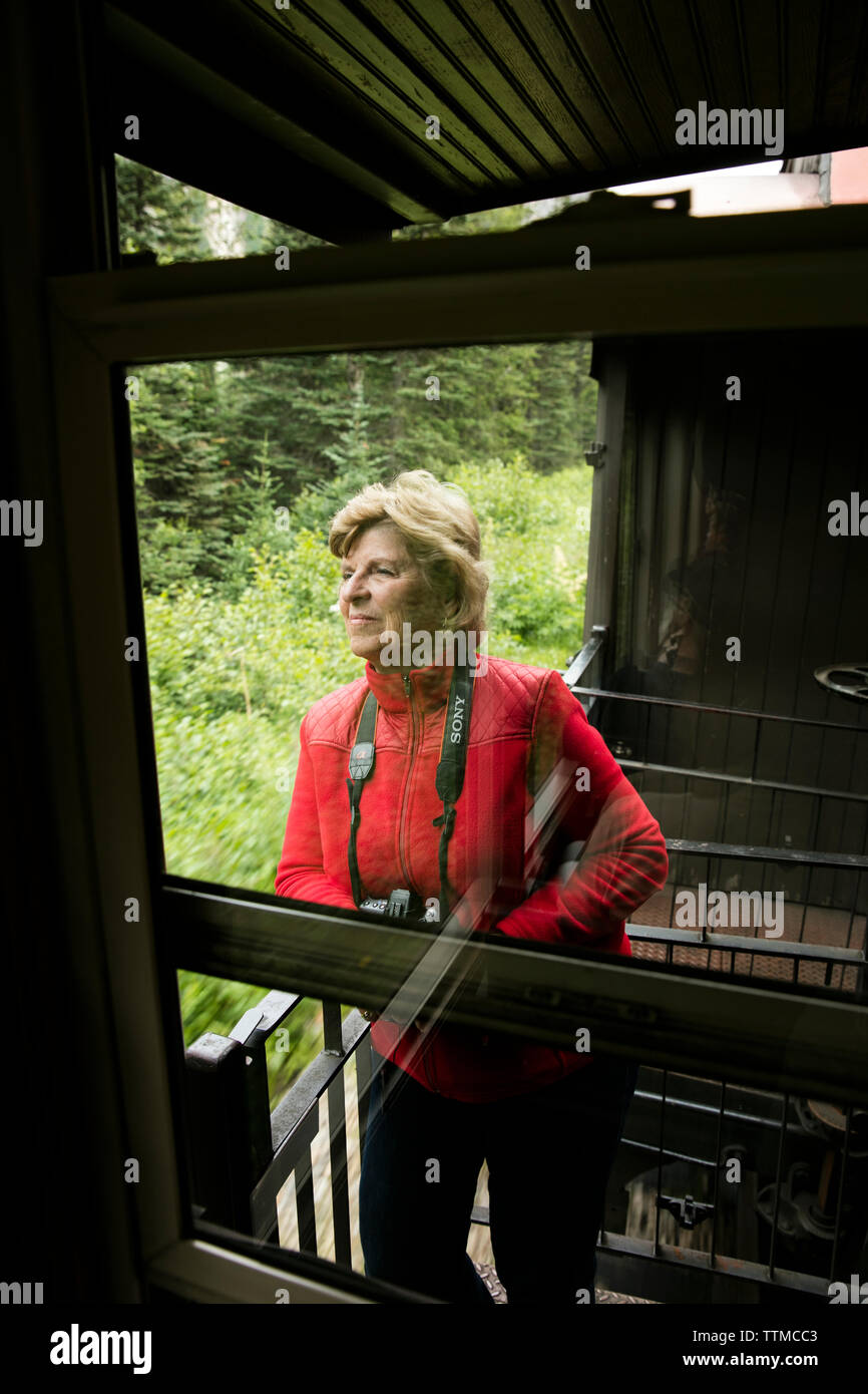 USA, Alaska, Sitka, les passagers de la vue qui vous est alors qu'à bord du White Pass & Yukon Route Railroad à partir de la ville de Sitka et au Canada Banque D'Images
