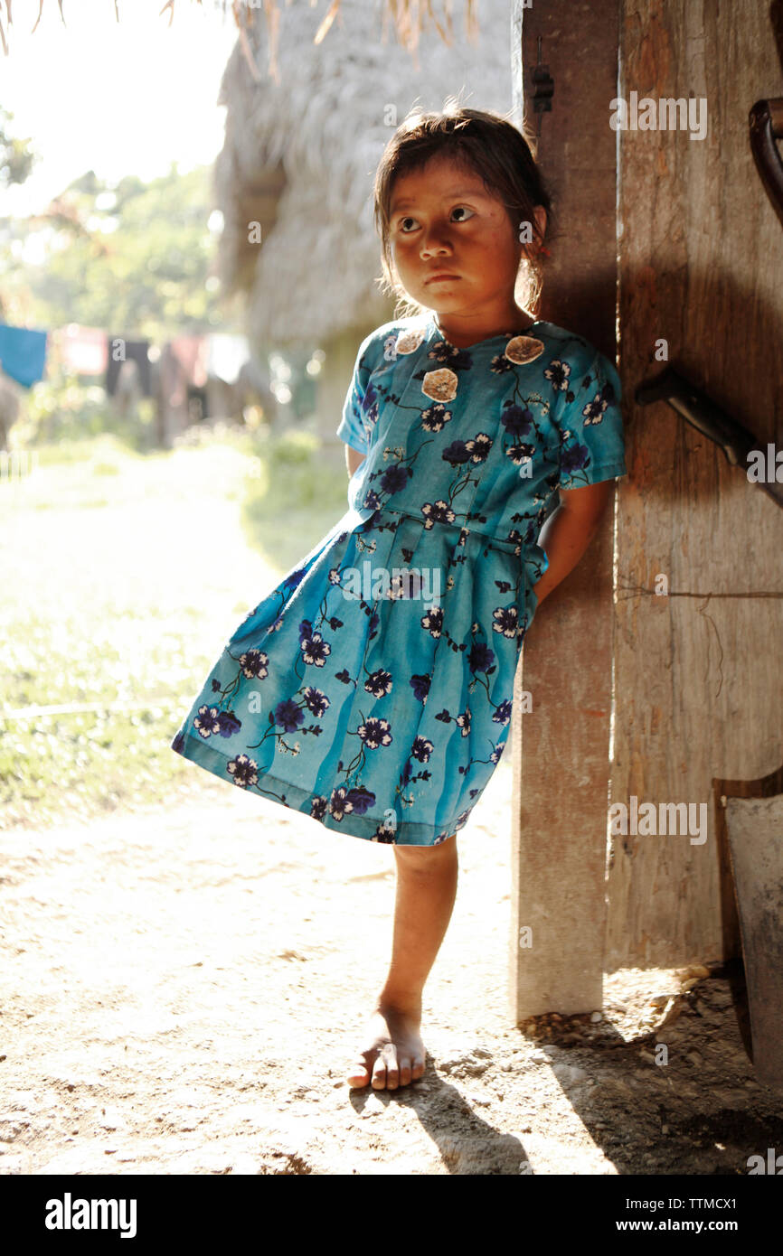 BELIZE, Punta Gorda, district de Toledo, a une jeune fille à l'écoute de la musique de l'Étoile du Matin Groupe dans le village Maya de San Jose Banque D'Images