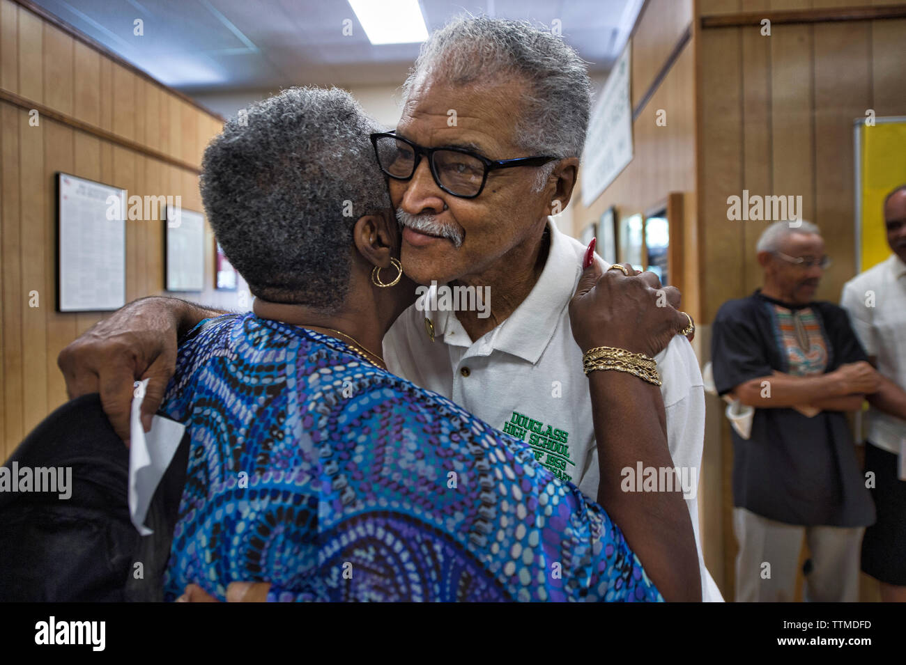 États-unis - 13 août 2016 : Lavern Paige, classe de 61 Herbert donne Randolph, classe de 59 un big huge pendant Douglass High School, 75ème annivers Banque D'Images