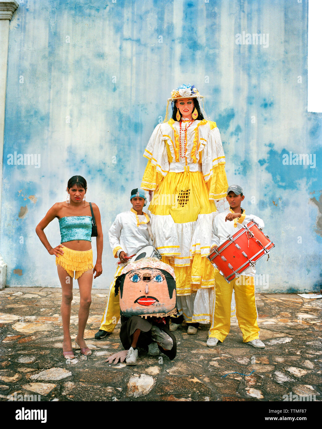 Le NICARAGUA, Grenade, un groupe de danse appelé Marlin pose devant le couvent San Francisco Banque D'Images