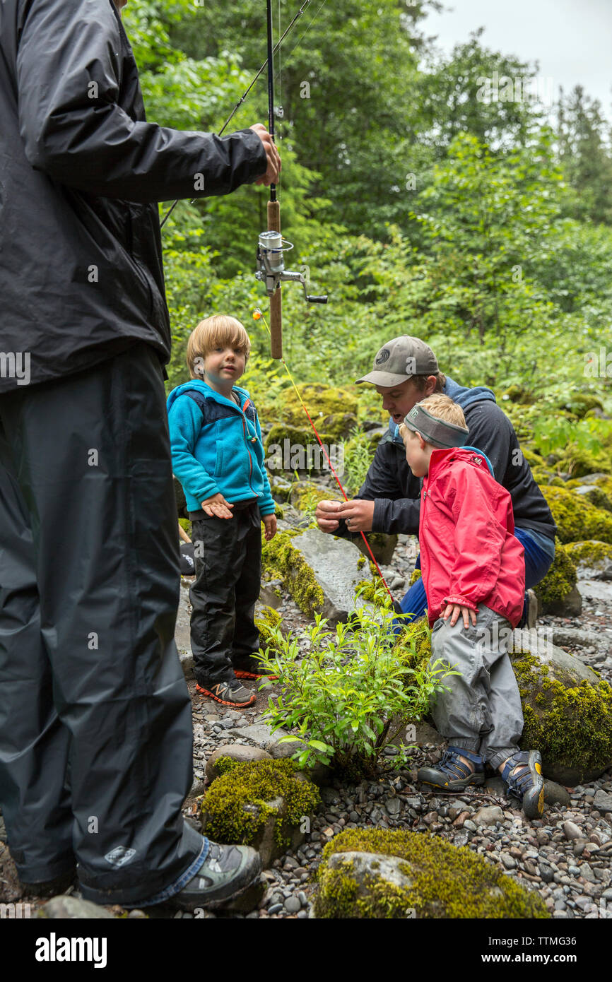 USA, Ohio, Santiam River, Brown Cannon, de jeunes garçons d'apprendre à pêcher sur la rivière Santiam dans la forêt nationale de Willamete Banque D'Images