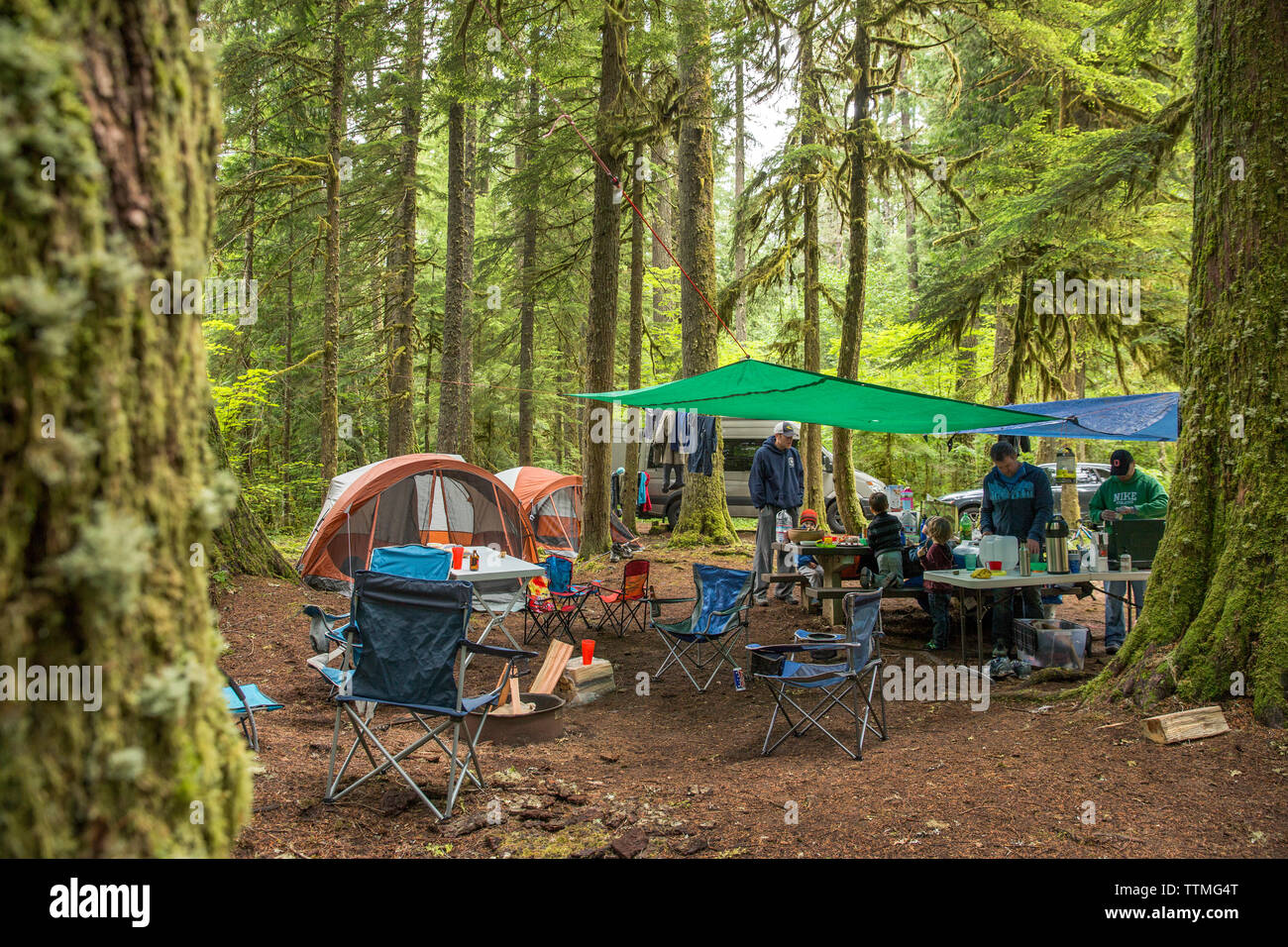 USA, Ohio, Santiam River, Brown Cannon, jeunes garçons manger le petit déjeuner dans un camping près de la rivière Santiam dans la forêt nationale de Willamete Banque D'Images