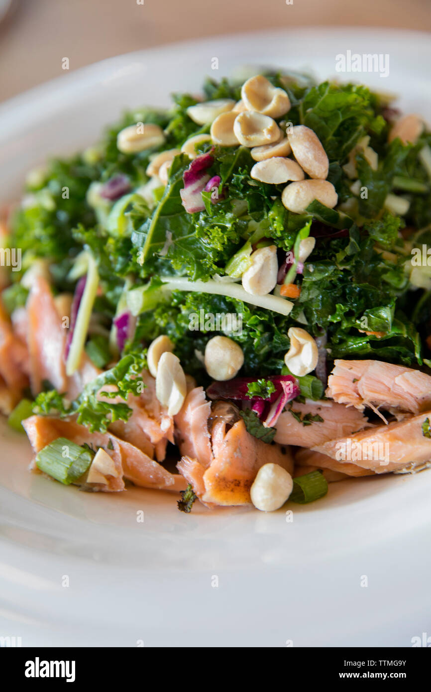 USA (Oregon, Bend, Pacific Pizza et Brew, kale saumon arc-en-ciel inaugurés Banque D'Images