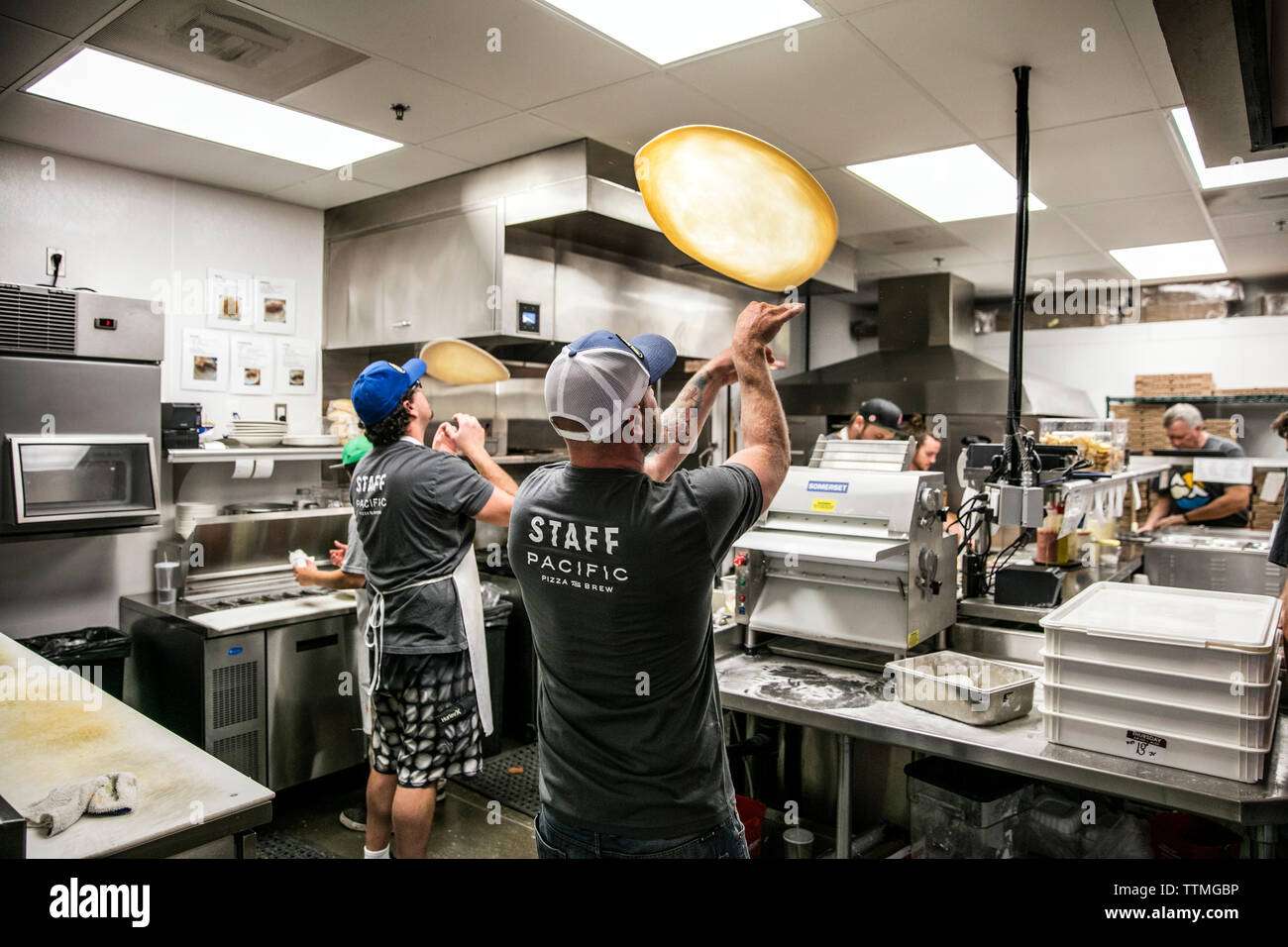 USA (Oregon, Bend, Pacific Pizza et Brew, chef de pizza tossing pâte Banque D'Images