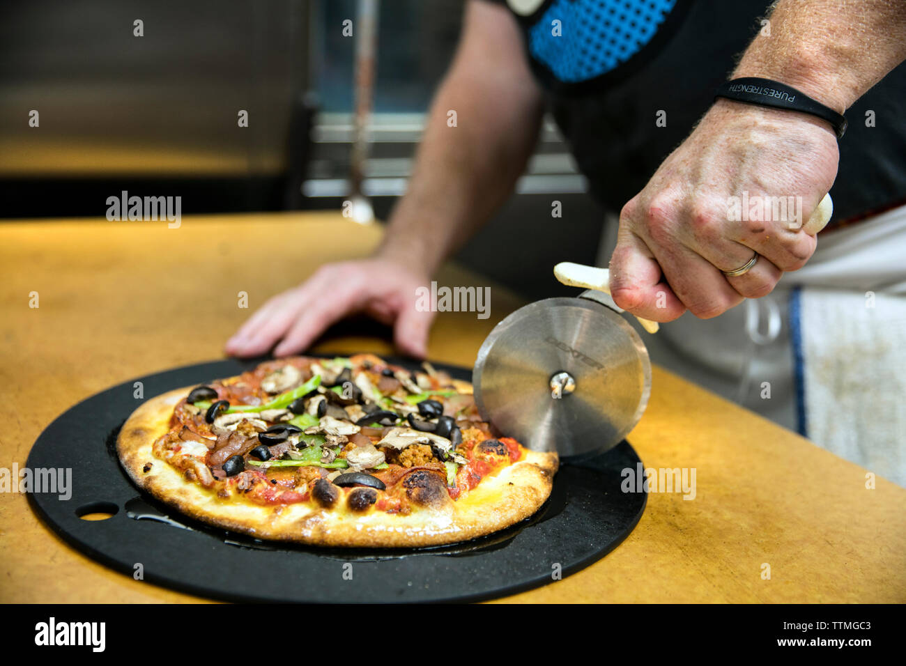 USA (Oregon, Bend, Pacific Pizza et Brew, trancheuse mini pizza Banque D'Images