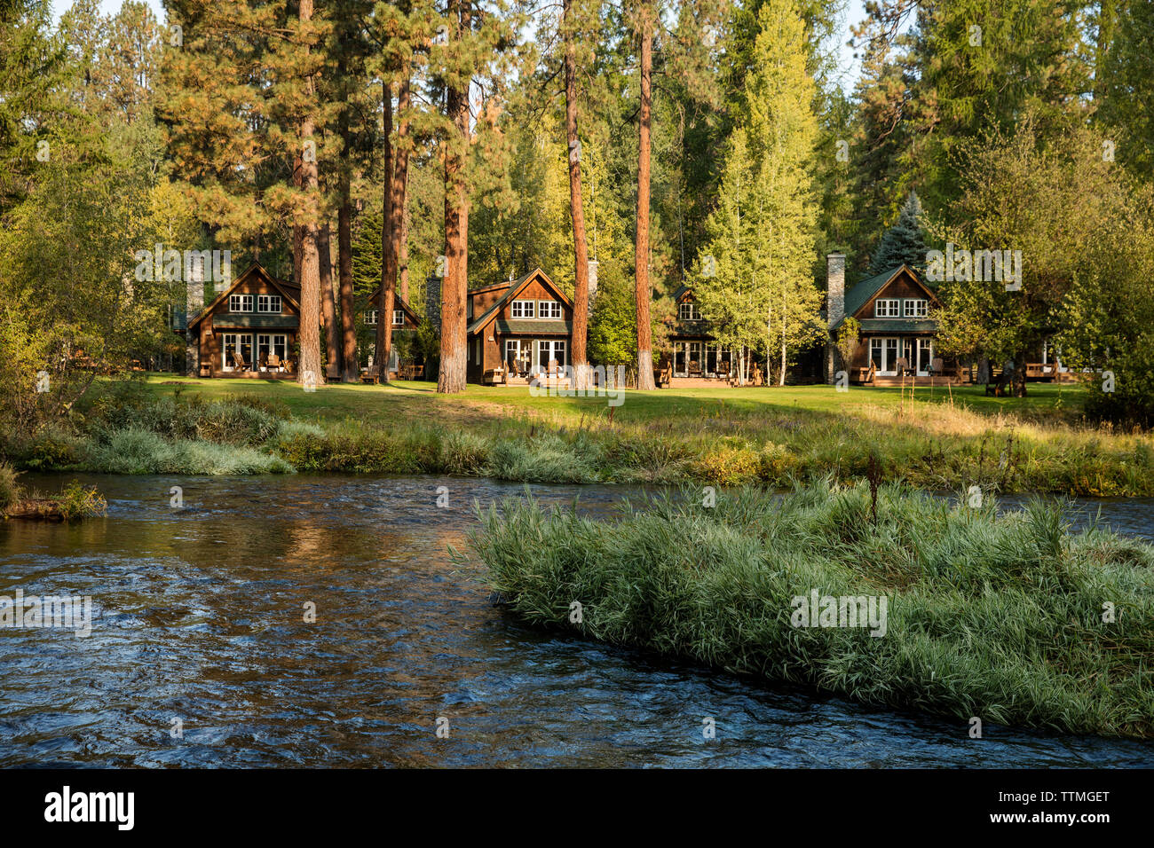 USA (Oregon), Camp Sherman, Metolius River Resort, vue de cabines de river Banque D'Images