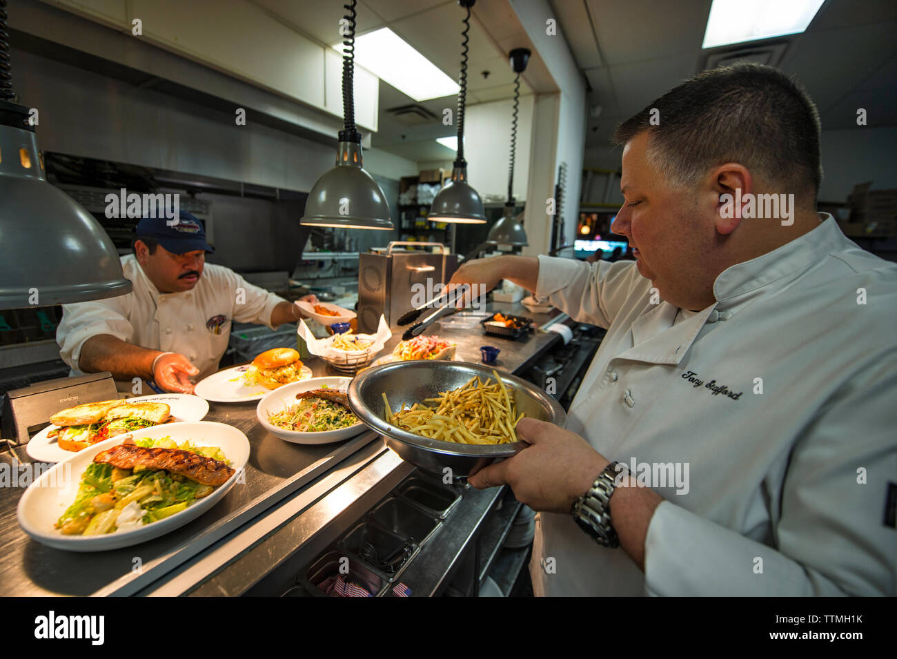 États-unis - 18 juillet 2016 : Propriétaire / chef Tony Stafford durant la Lunch Rush au Ford's Fish Shack à Ashburn. Ils ont été votés par Loudoun maintenant reader Banque D'Images