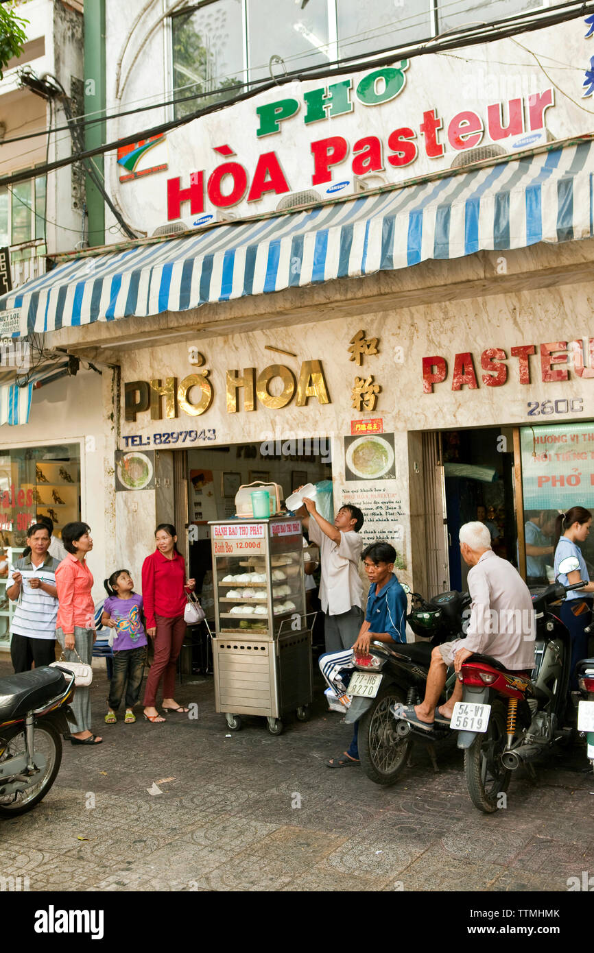 VIETNAM, Saigon, restaurant Pho Hoa aka Pho Hoa Pasteur, une vue sur la rue de l