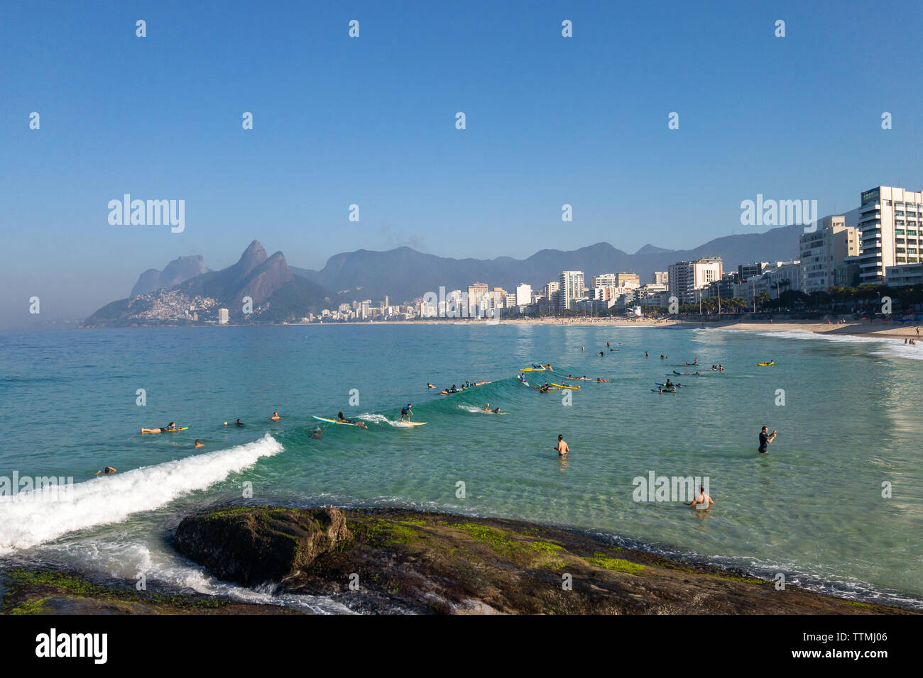 Rio de Janeiro, Brésil - 15 juin 2019 : les plages d'Ipanema et d'Arpoador sur un samedi matin tranquille aux eaux claires, le ciel bleu, les surfeurs et une petite vague. Banque D'Images