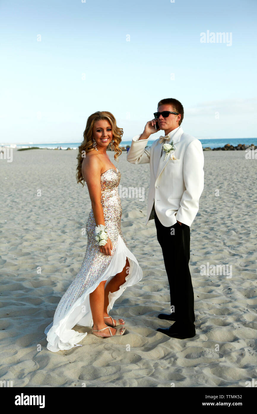 USA, Californie, San Diego, Coronado Island, bal de promo couple Adam Whalen et Audrey Jarvis sur la plage en face de l'hôtel del Coronado Banque D'Images