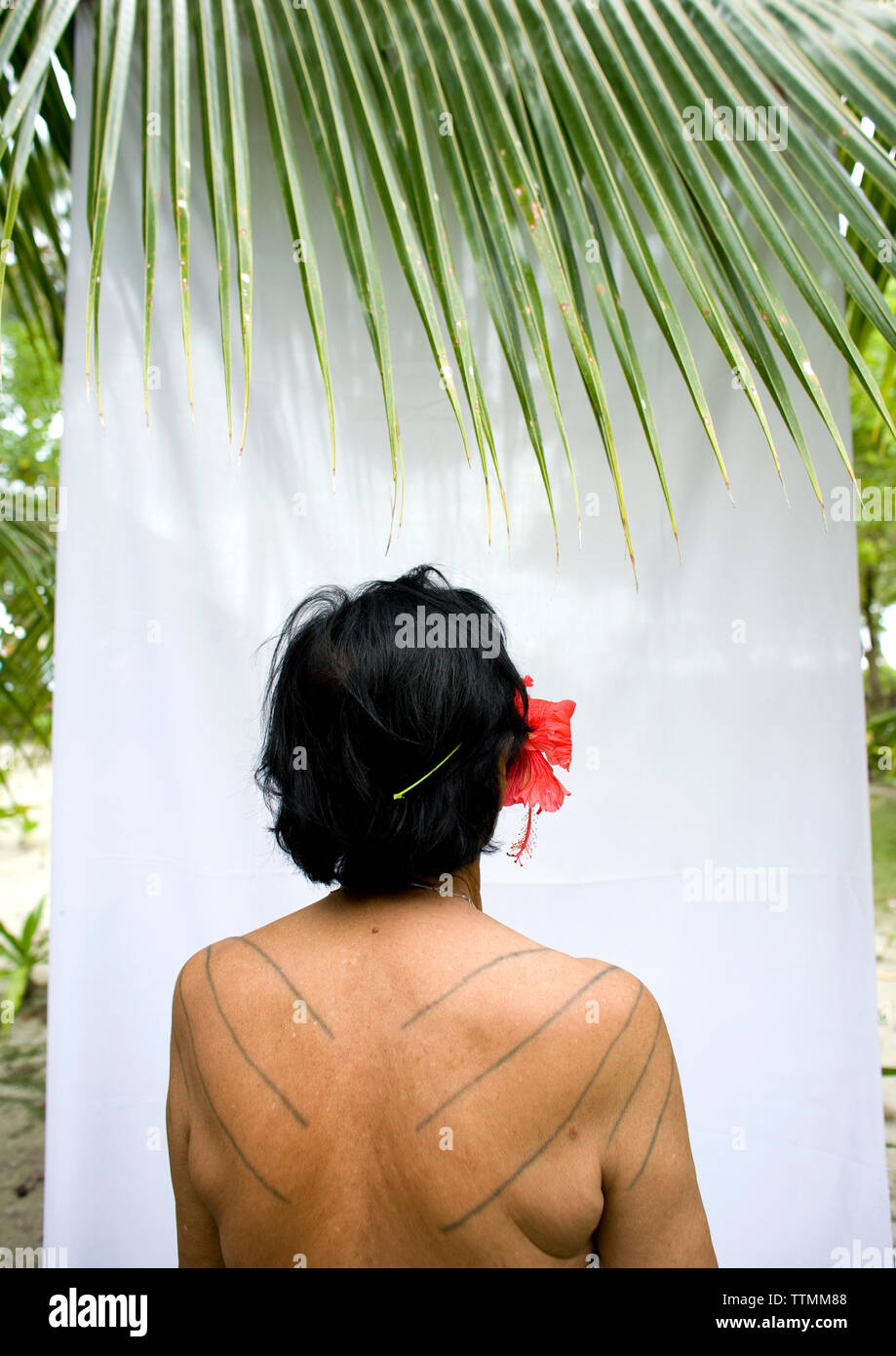 L'Indonésie, les îles Mentawai, Kandui Left Resort, portrait d'un aîné nommé tattos Mentawai avec Tatiana Banque D'Images