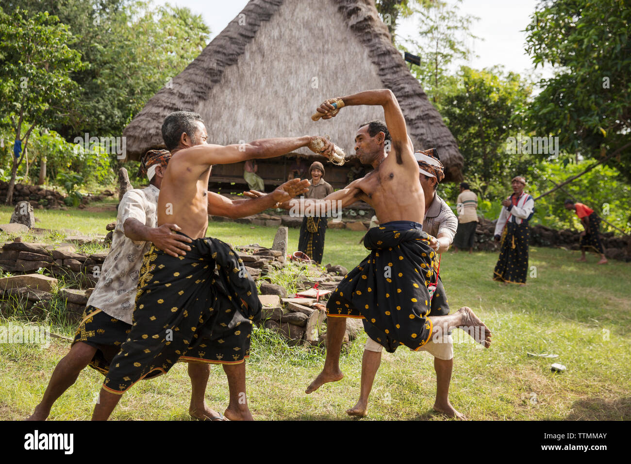 L'INDONÉSIE, Flores, montre des hommes en boxe traditionnelle Kampung Tutubhada village de rendu Banque D'Images