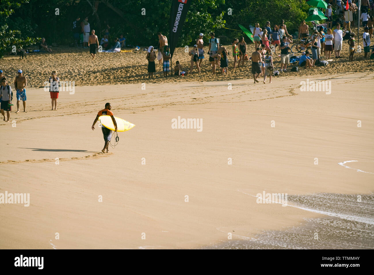 USA, Hawaii, surfeur Sunny Garcia et foule, Waimea Bay, Oahu Banque D'Images