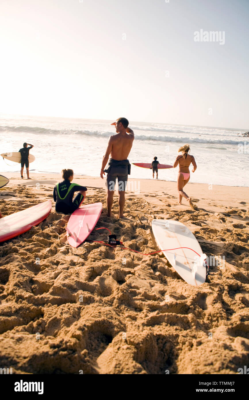 USA, Hawaii, les surfers on beach at Waimea Bay Banque D'Images