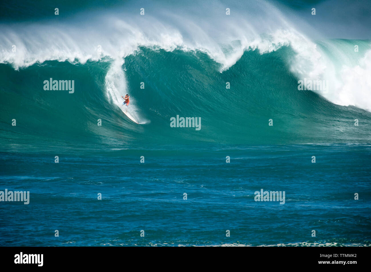 USA, Hawaii, avant de surfer sur une vague wipeout à Waimea Bay, sur la Côte-Nord Oahu Banque D'Images