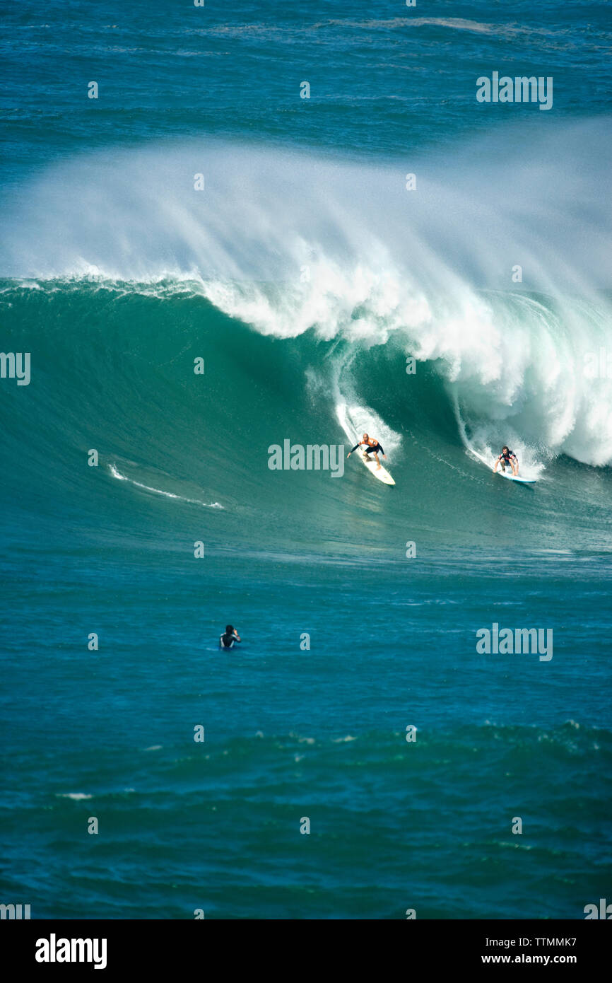 USA, Hawaii, Oahu, Kelly Slater et surfer sur une vague à Waimea Bay Banque D'Images