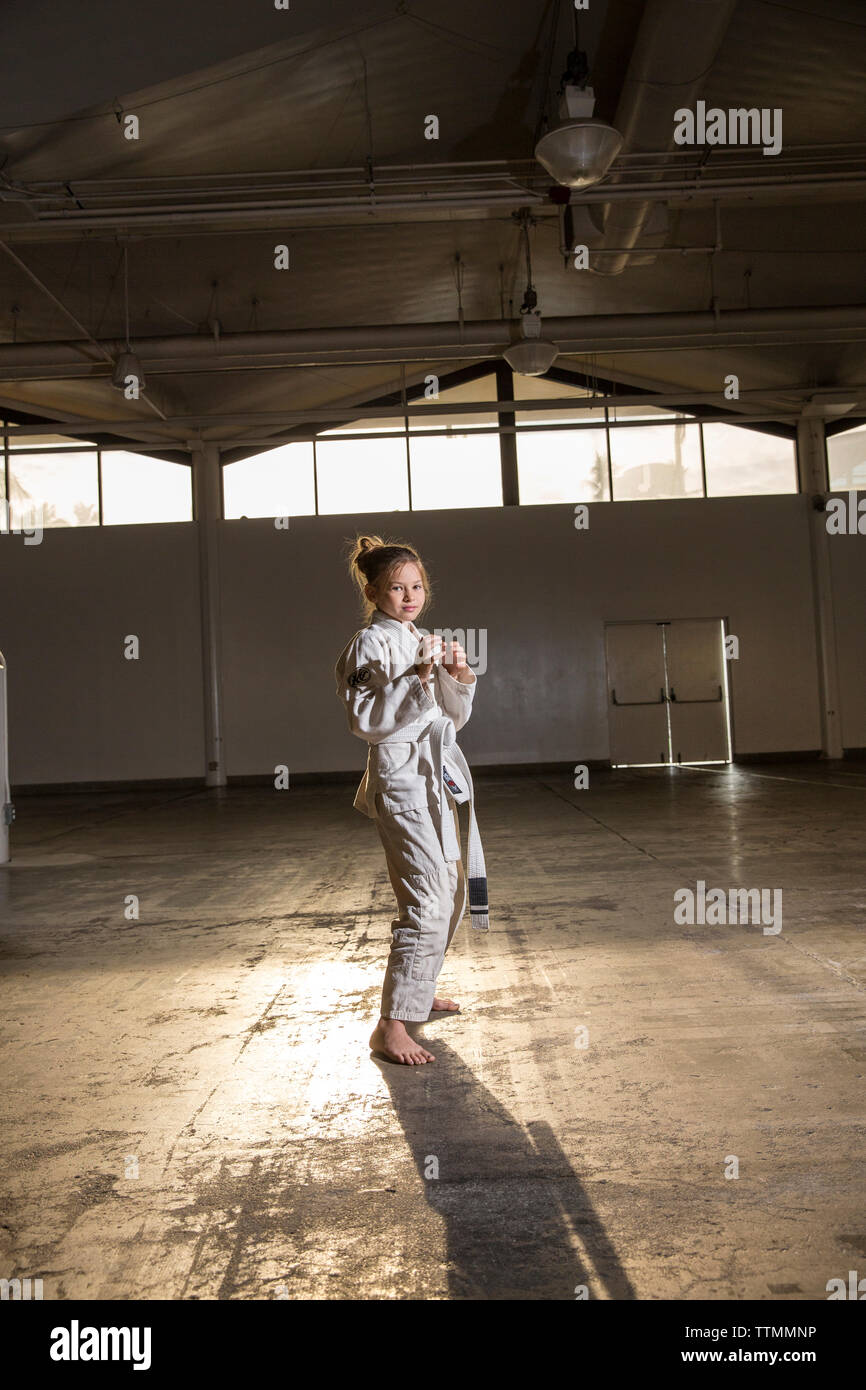 USA, Oahu, Hawaii, portrait d'une jeune fille pratiquant de combat Jujitsu avant le début de l'icône grappling tournament à Honolulu Banque D'Images