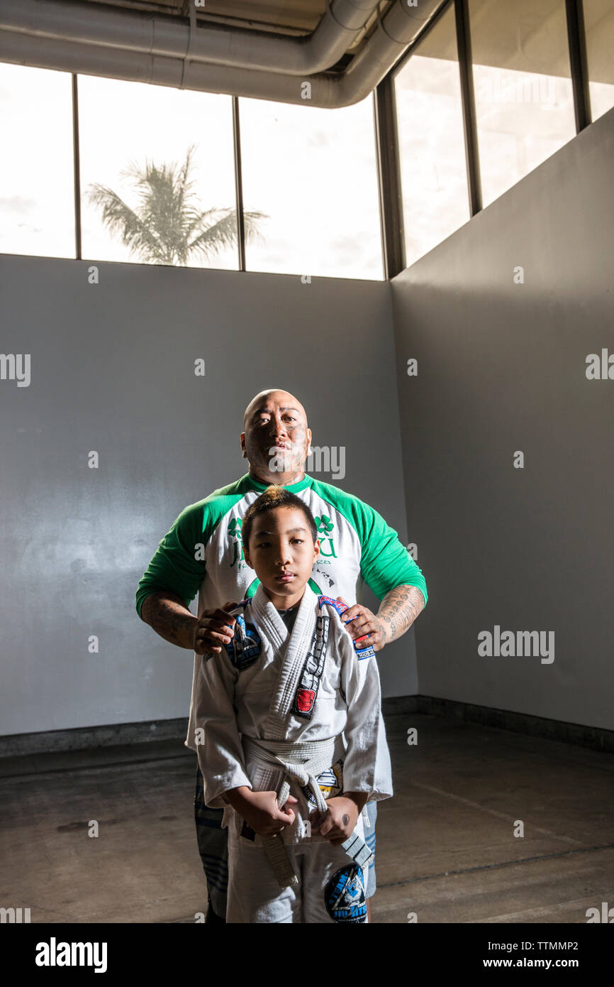 USA, Oahu, Hawaii, portrait de la Justice un jeune pratiquant de combat Jujitsu avec son père avant le début de l'icône grappling tournament de Honol Banque D'Images