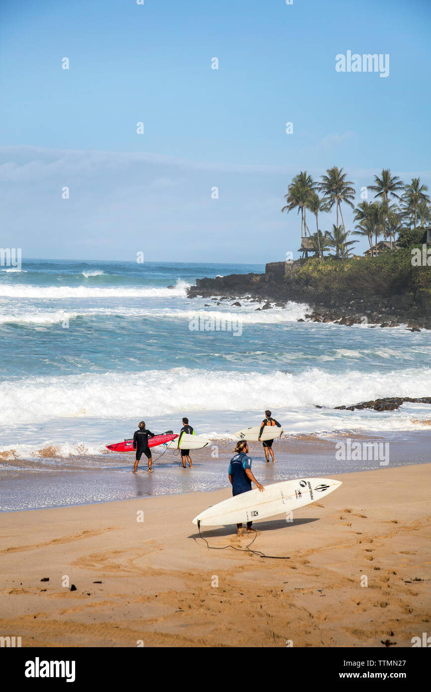 HAWAII, Oahu, Côte-Nord, les surfers à Waimea Bay Banque D'Images
