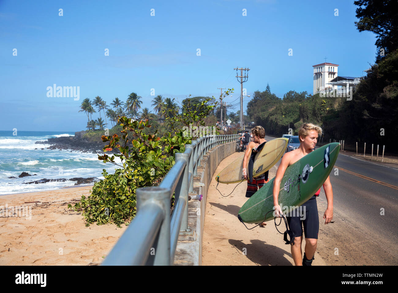 HAWAII, Oahu, Côte-Nord, les surfers à Waimea Bay Banque D'Images