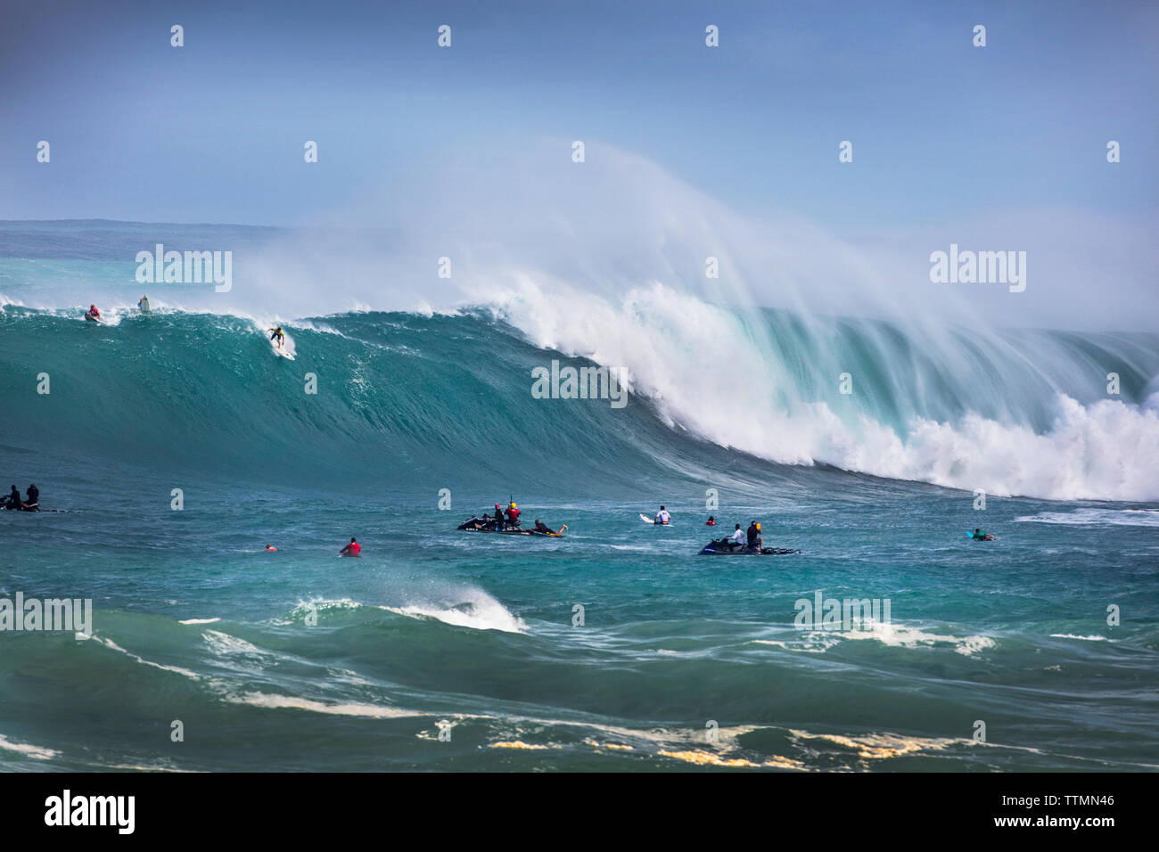 HAWAII, Oahu, Côte-Nord, Eddie Aikau, 2016, les surfeurs en compétition dans l'Eddie Aikau big wave 2016 compétition de surf, Waimea Bay Banque D'Images