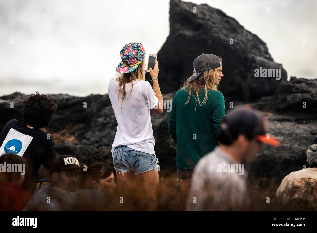 HAWAII, Oahu, Côte-Nord, Eddie Aikau, 2016, les spectateurs regardant le Eddie Aikau big wave 2016 compétition de surf, Waimea Bay Banque D'Images