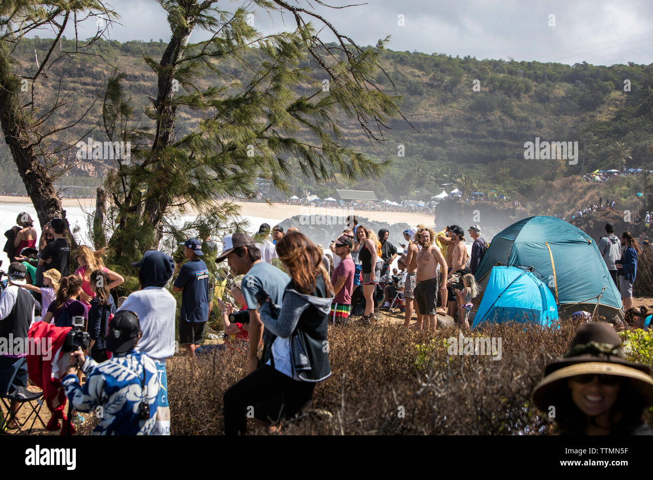 HAWAII, Oahu, Côte-Nord, Eddie Aikau, 2016, les spectateurs regardant le Eddie Aikau big wave 2016 compétition de surf, Waimea Bay Banque D'Images