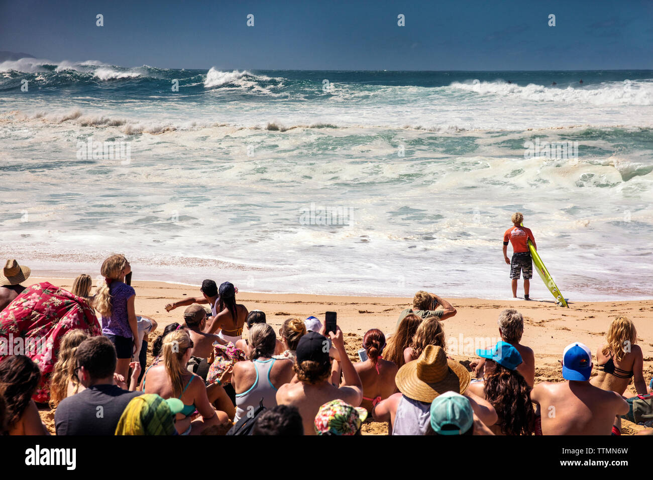 HAWAII, Oahu, Côte-Nord, Eddie Aikau, 2016, John Florence prépare à sortir au cours de l'Eddie Aikau big wave 2016 compétition de surf, Waimea Bay Banque D'Images