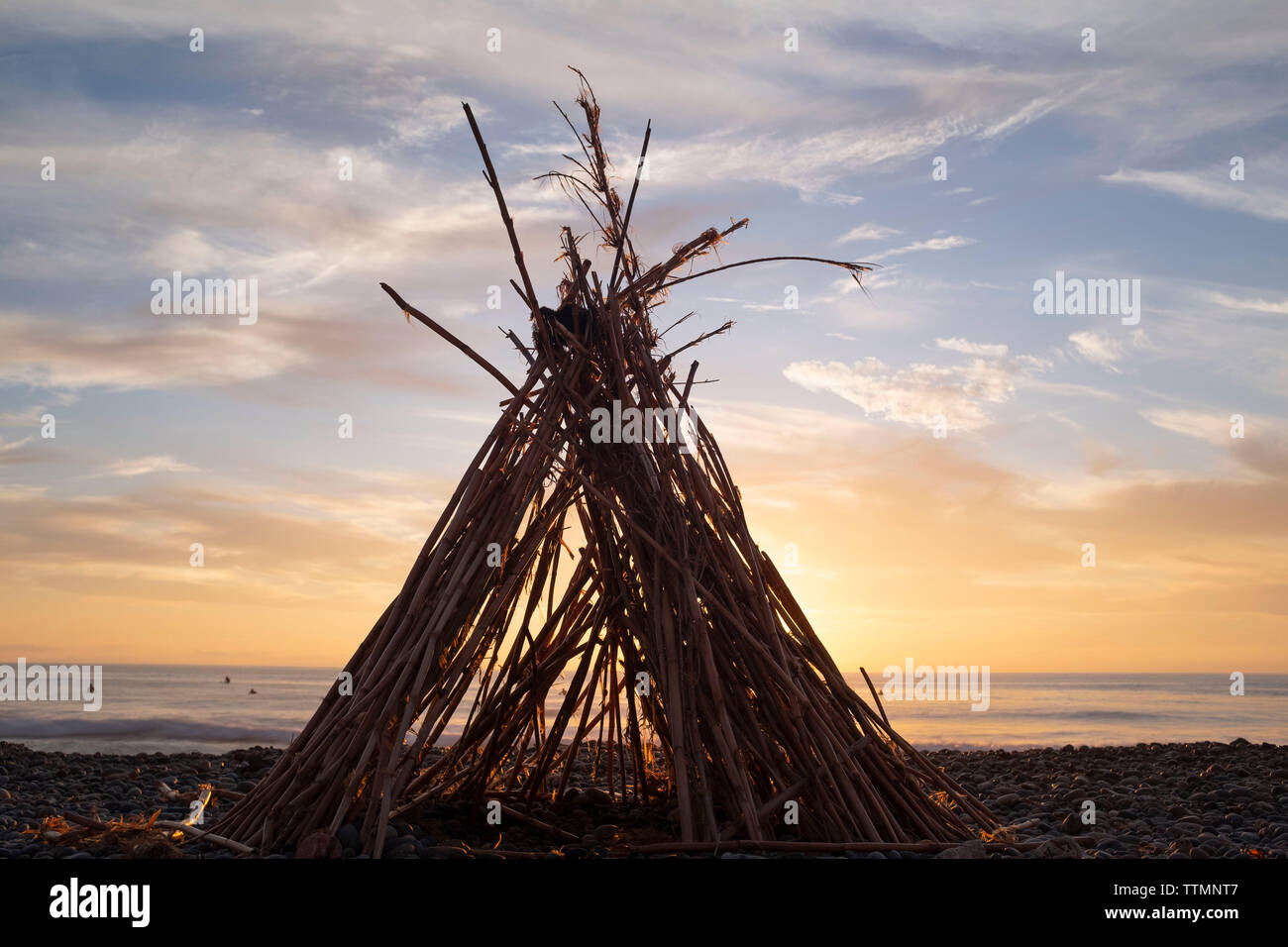 Abri de fortune sur la plage Banque D'Images