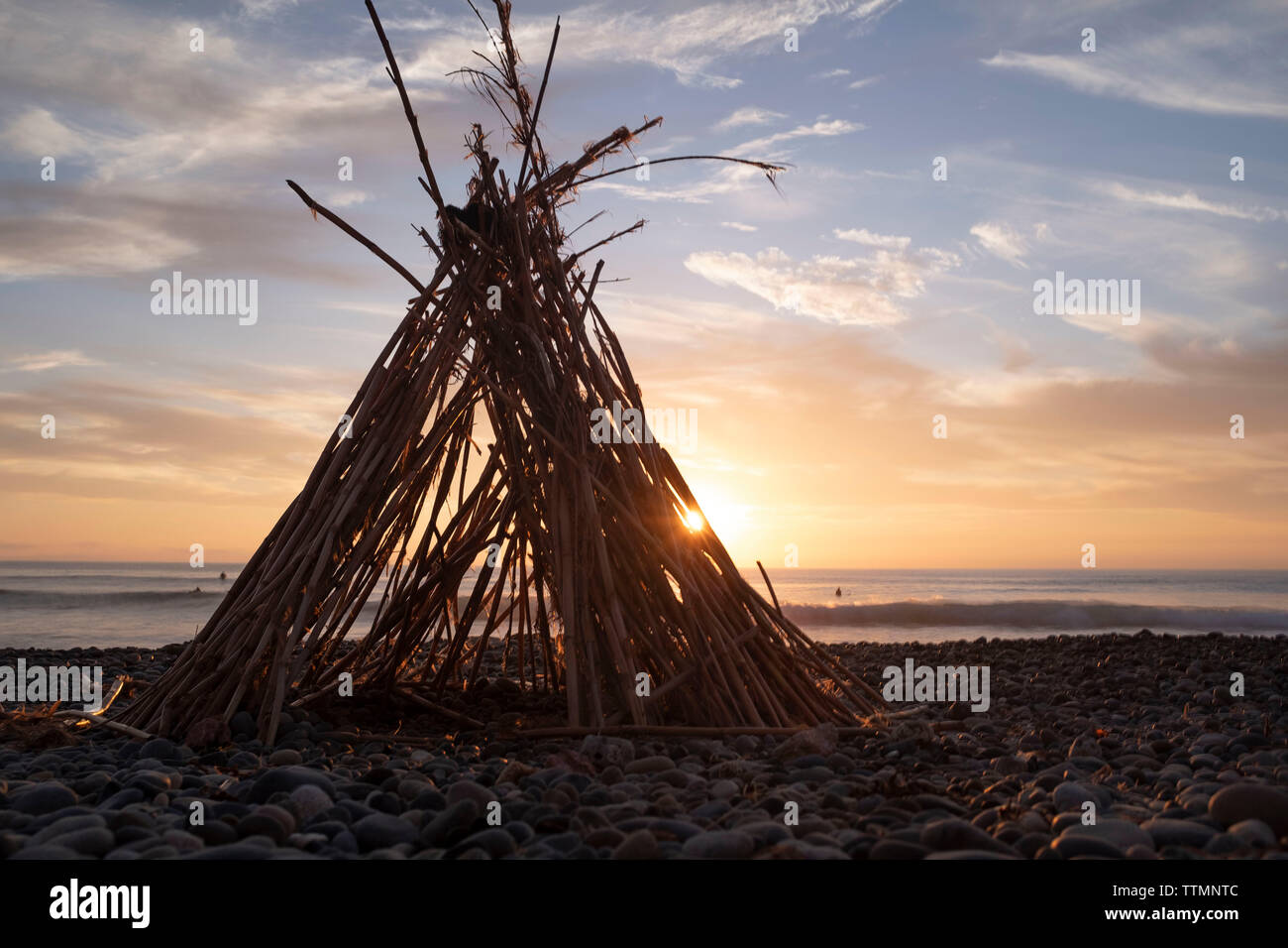 Tipi de bambou on Rocky beach Banque D'Images