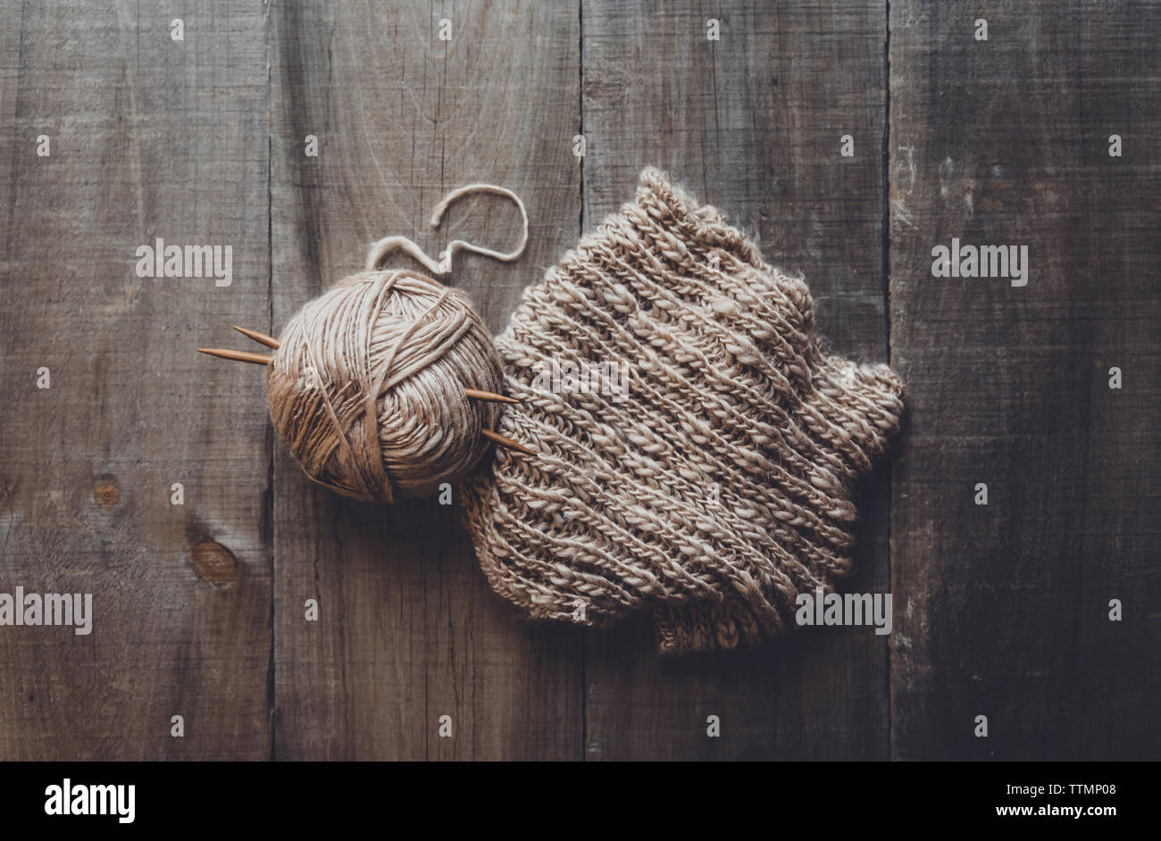Vue aérienne de balle de laine Knit hat sur table par Banque D'Images