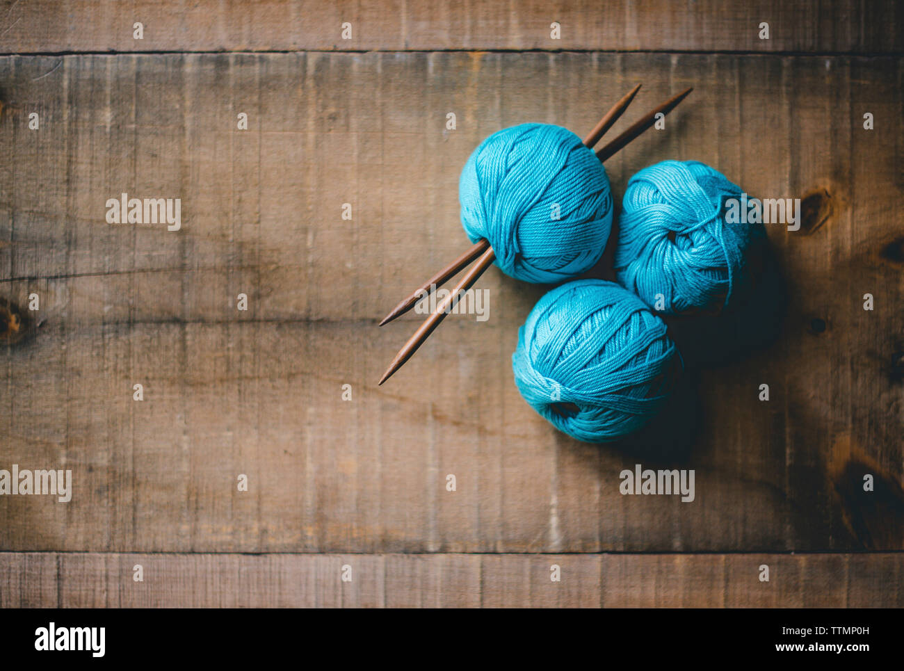 Blue ball de laines sur table Banque D'Images